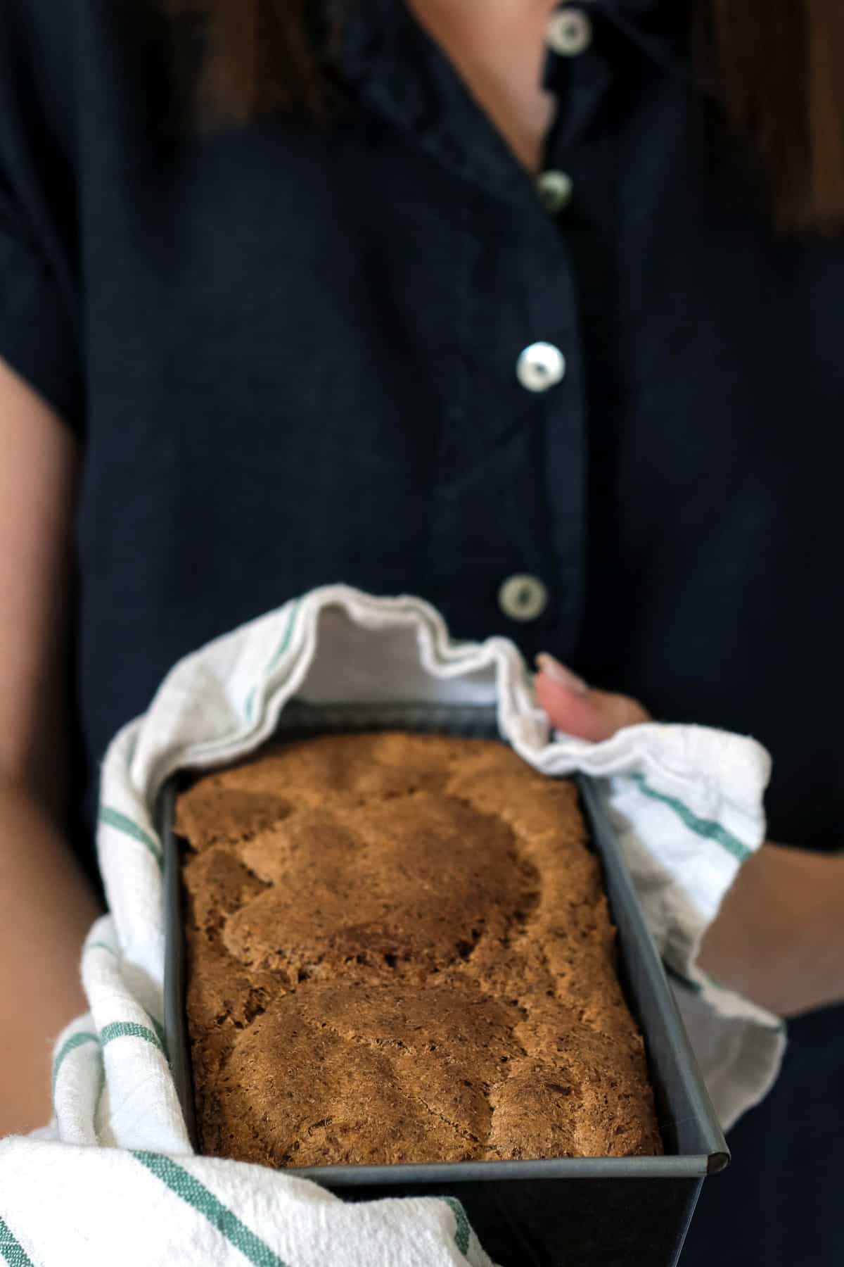 Holding a hot baking dish with spelt bread