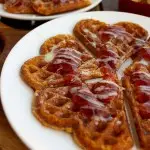 Delicious and low-caloric pumpkin waffles: Great for a Sunday brunch! Condensed milk and prickly pear cactus jam can be stored in the fridge for over a month