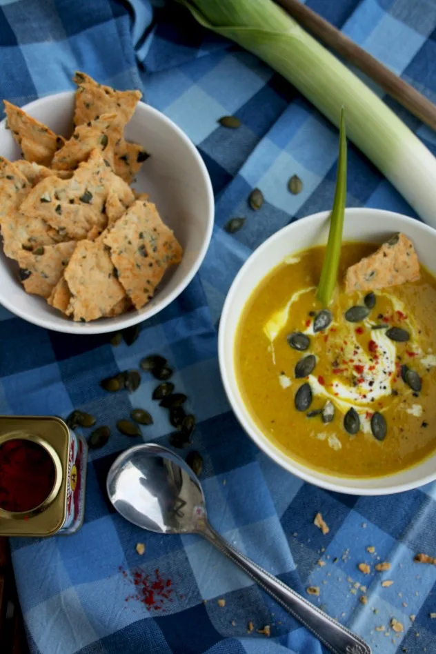 Hearty and flavorful autumn recipe: Pumpkin leek soup with smoked paprika. Serve with homemade whole grain spelt crackers. Healthy, vegan and easy-to-make!