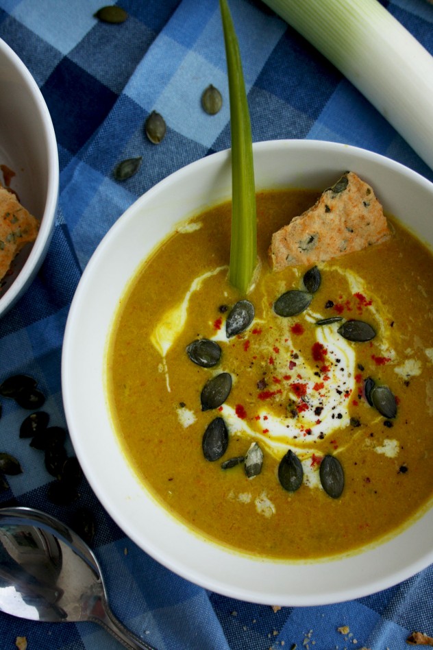 Hearty and flavorful autumn recipe: Pumpkin leek soup with smoked paprika. Serve with homemade whole grain spelt crackers. Healthy, vegan and easy-to-make!