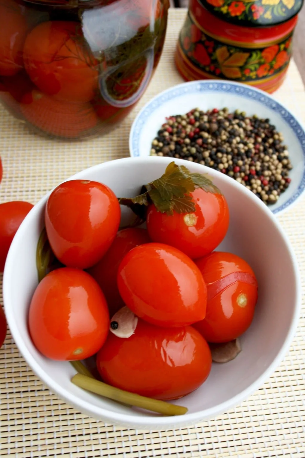 Cookies, condiments, jams, macarons, potpourri, pickles, snacks — the selection of the best homemade Christmas food gift ideas for your loved ones! Russian-style pickled tomatoes: healthy, delicious and super easy to make. 30-min recipe with dill, bay leaves, parsley, garlic, black pepper and salt.
