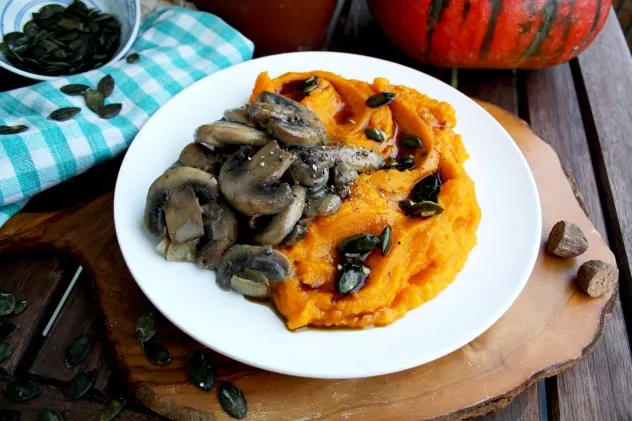 Creamy Pumpkin Puree with Mushrooms and Garlicky Pumpkin Oil: a 15 minutes easy recipe for a seasonal vegetarian dinner, packed with fall flavors.