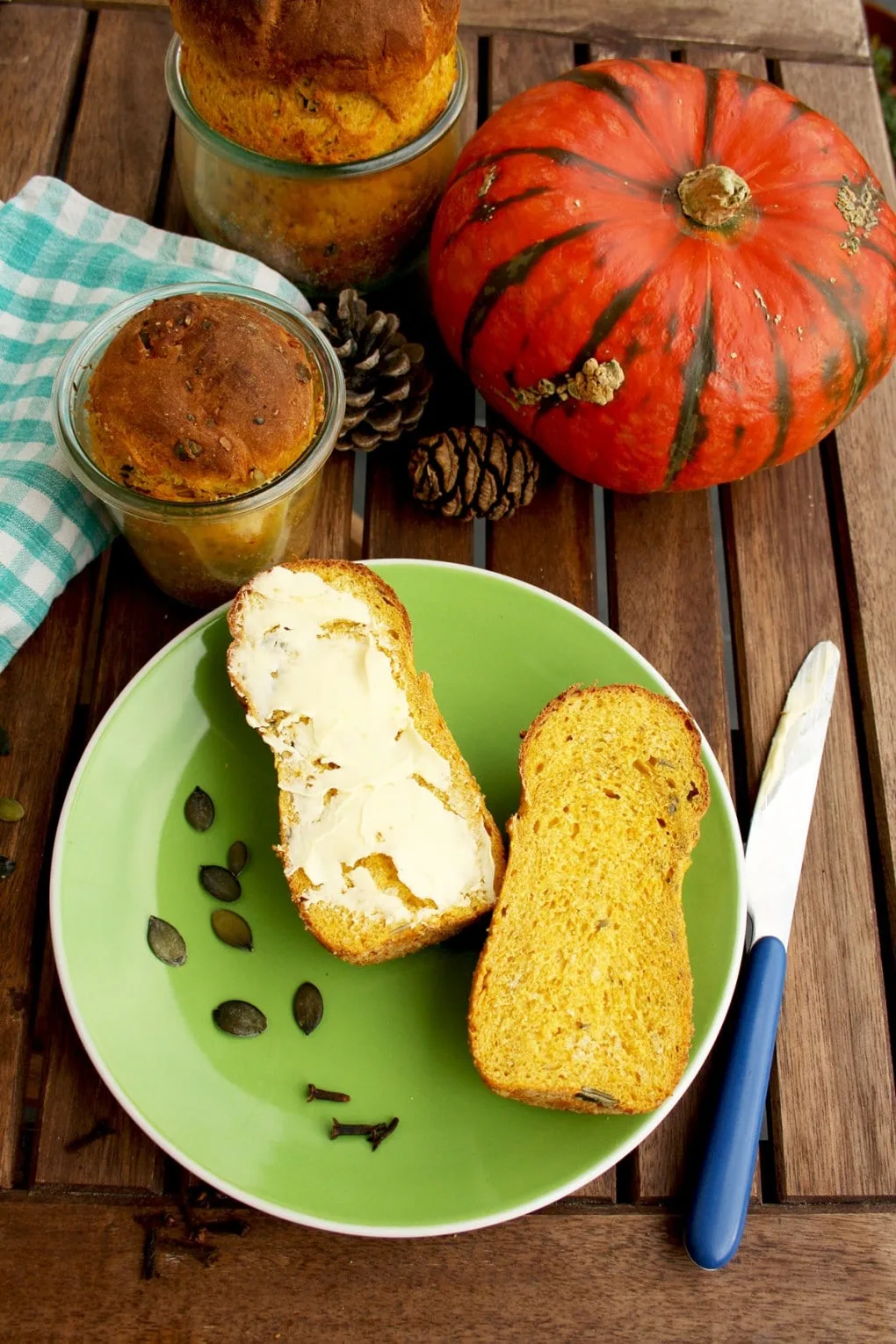 Cookies, condiments, jams, macarons, potpourri, pickles, snacks — the selection of the best homemade Christmas food gift ideas for your loved ones!. Pumpkin Yeast Bread in a Jar: easy and aromatic pumpkin bread that can be preserved for later. Great homemade gift idea for holidays for your loved ones!