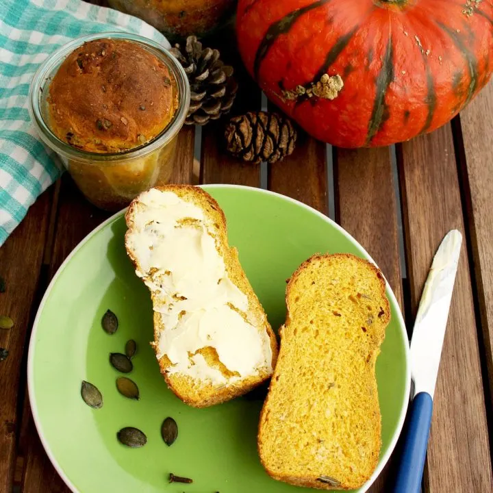 Pumpkin Yeast Bread in a Jar: easy and aromatic pumpkin bread that can be preserved for later. Great homemade gift idea for holidays for your loved ones!