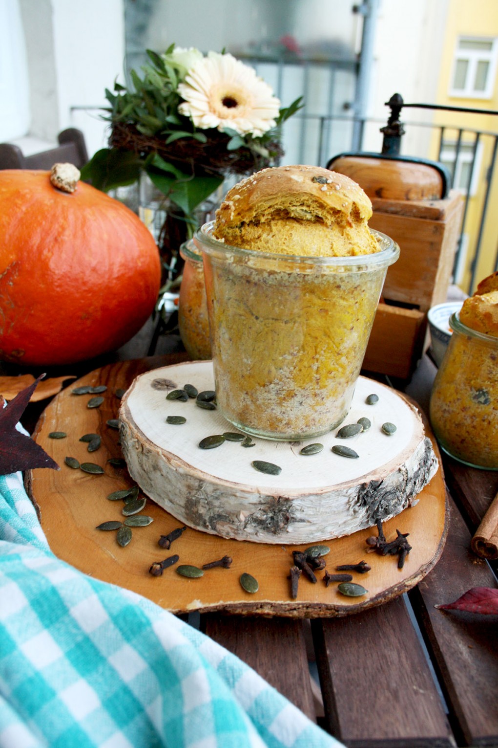 Pumpkin Yeast Bread in a Jar: easy and aromatic pumpkin bread that can be preserved for later. Great homemade gift idea for holidays for your loved ones!