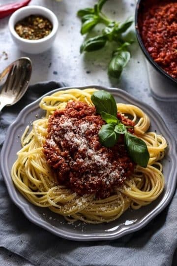cropped-Vegetarian-Spaghetti-Bolognese-on-a-Plate.jpg