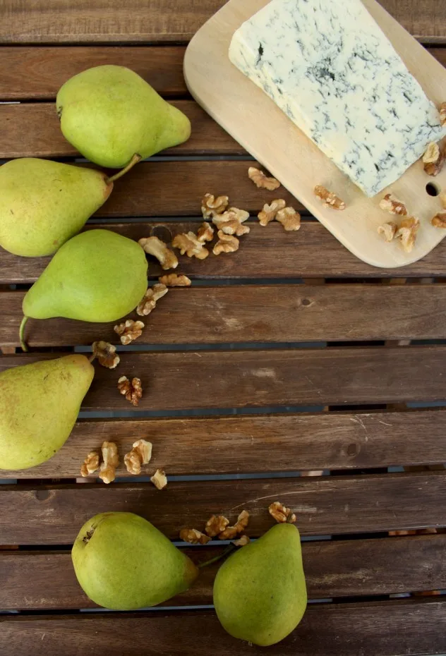 Pears and Blue Cheese Appetizer: Easy, delicious and fancy appetizer for special occasions. You only need 4 ingredients and 15 minutes to make it!
