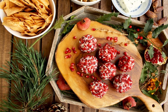 Party Cheese Balls: 3 Killer 10-minute Recipes. Great snack to serve at parties together with crackers, chips or baguette. Easy and impressive appetizer!