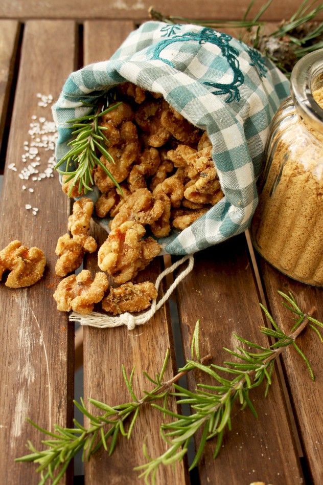 Salted Caramel Walnuts with Rosemary: Delicious, flavorful and healthy snack made in just 10 minutes with 5 ingredients. Easy and fancy Christmas gift!