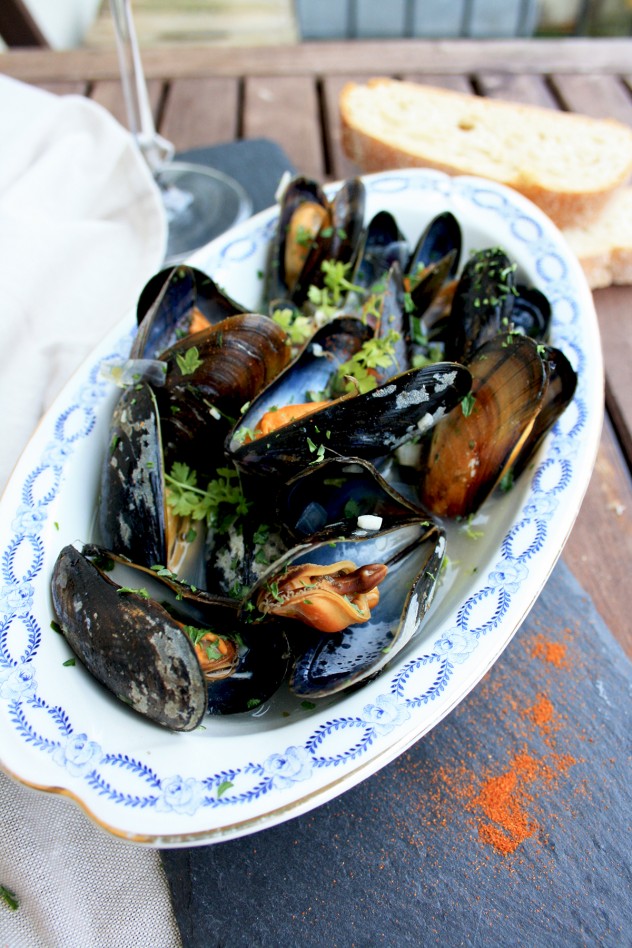 Mussels in White Wine Sauce: Easy 10-minute recipe of a fancy and delicious dinner. Steam mussels with onion, garlic, white wine. Serve with fresh ciabatta.