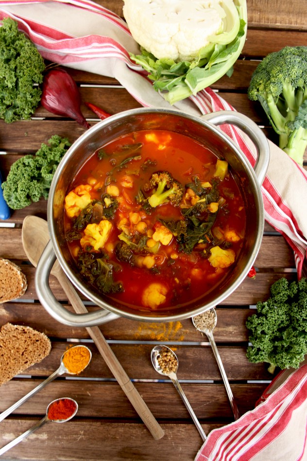Vegan Cauliflower Stew with Broccoli, Chick Peas and Kale: Gluten-free, healthy, plant-based, easy and aromatic stew ready in just 30 minutes!