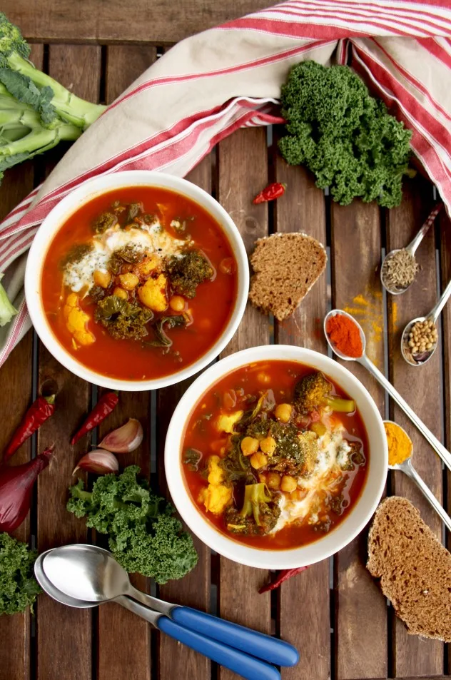 Vegan Cauliflower Stew with Broccoli, Chick Peas and Kale: Gluten-free, healthy, plant-based, easy and aromatic stew ready in just 30 minutes!