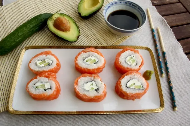 Creamy Avocado Salmon Philadelphia Sushi Rolls: A step-by-step recipe of the most popular sushi rolls with salmon, avocado and cream cheese. The best you can do with only 6 ingredients!