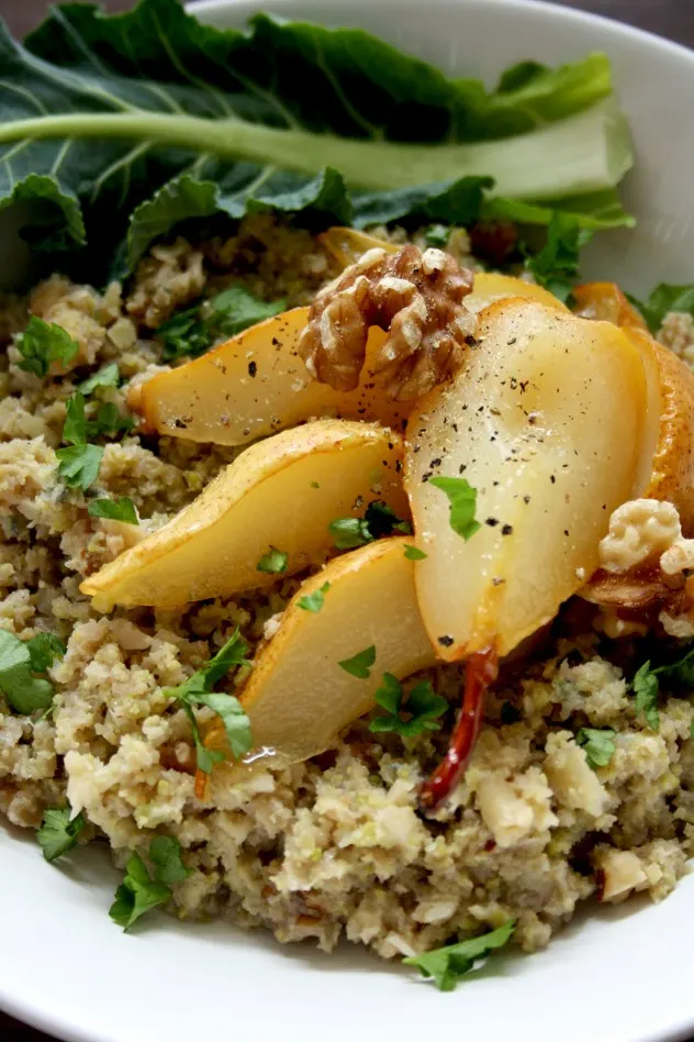 Cauliflower Risotto with Caramelized Pears, Blue Cheese and Walnuts: A healthy and gluten-free makeover of a traditional risotto packed with flavor! Easy 30-minute step-by-step recipe.