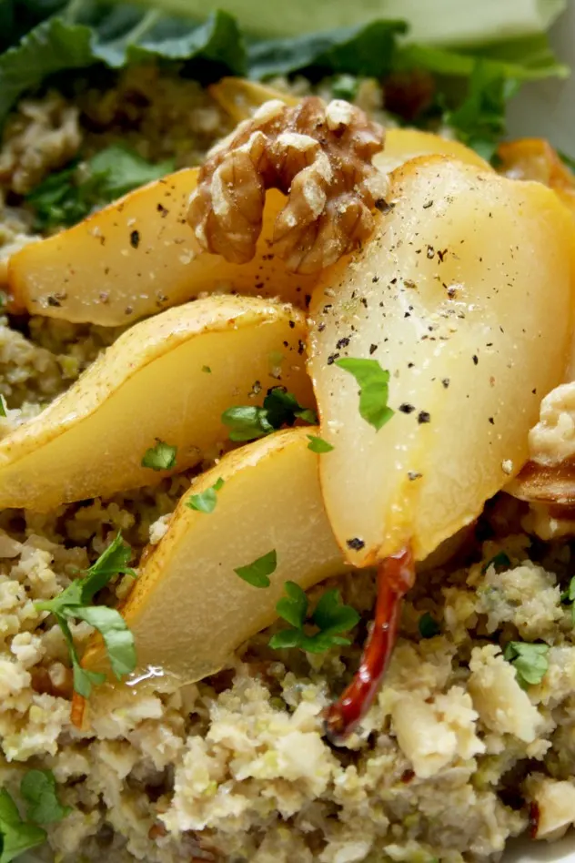 Cauliflower Risotto with Caramelized Pears, Blue Cheese and Walnuts: A healthy and gluten-free makeover of a traditional risotto packed with flavor! Easy 30-minute step-by-step recipe.