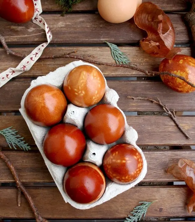 Natural Egg Dye with Onion Skins 5 Ways Overhead Shot on the Eggs