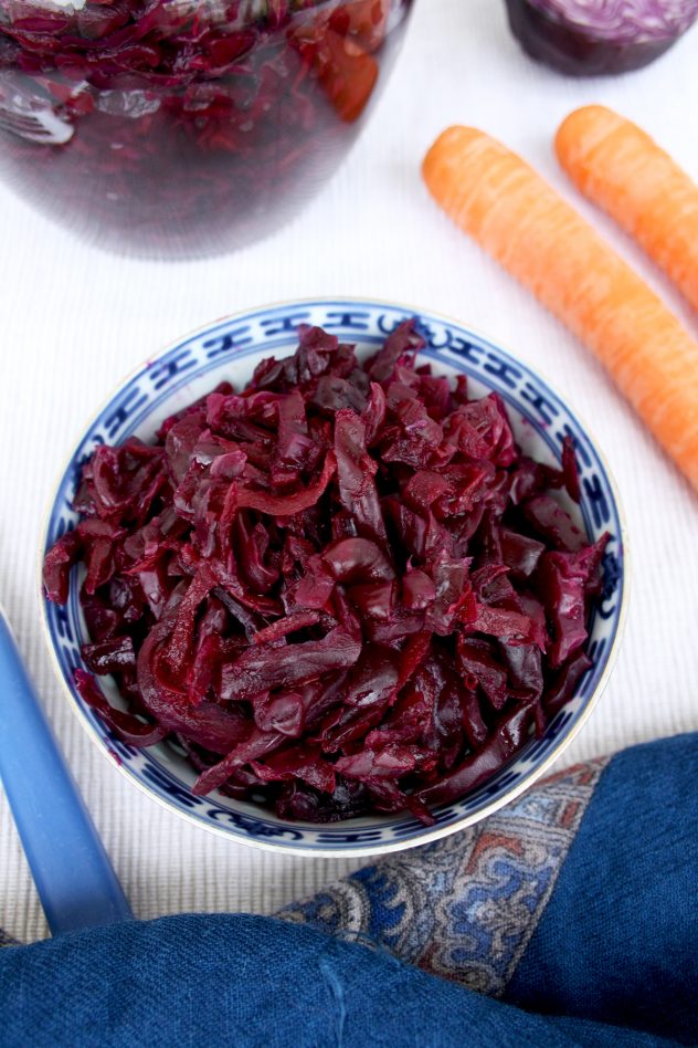 Easy Russian-Style Homemade Sauerkraut: Delicious and healthy way to use leftover cabbage. You only need 4 ingredients and 20 minutes to make it! Take advantage from the numerous health benefits of fermented food.