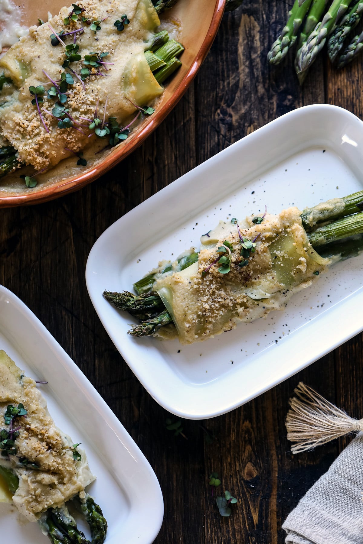 Vegan cannelloni with asparagus served on a plate.