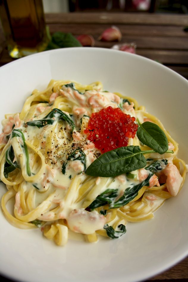 One-Pot Creamy Smoked Salmon Pasta with Spinach Topped with Caviar: Luscious, delicious, quick and easy mess-free dinner ready in 15 minutes!