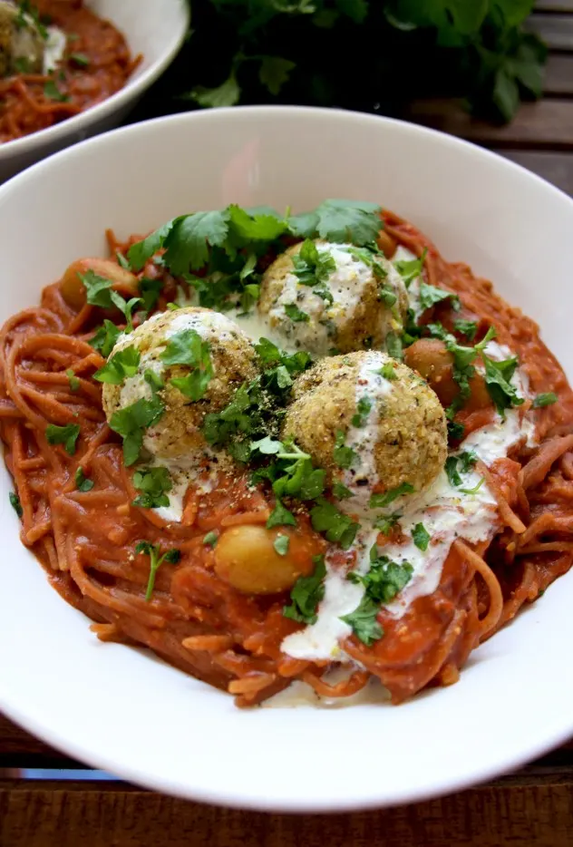 Refreshing and nutty falafel-based vegan meatballs, full of protein and nutrients, served over one-pot whole grain spaghetti with rich marinara sauce. Healthy and quick vegetarian weekday dinner idea!