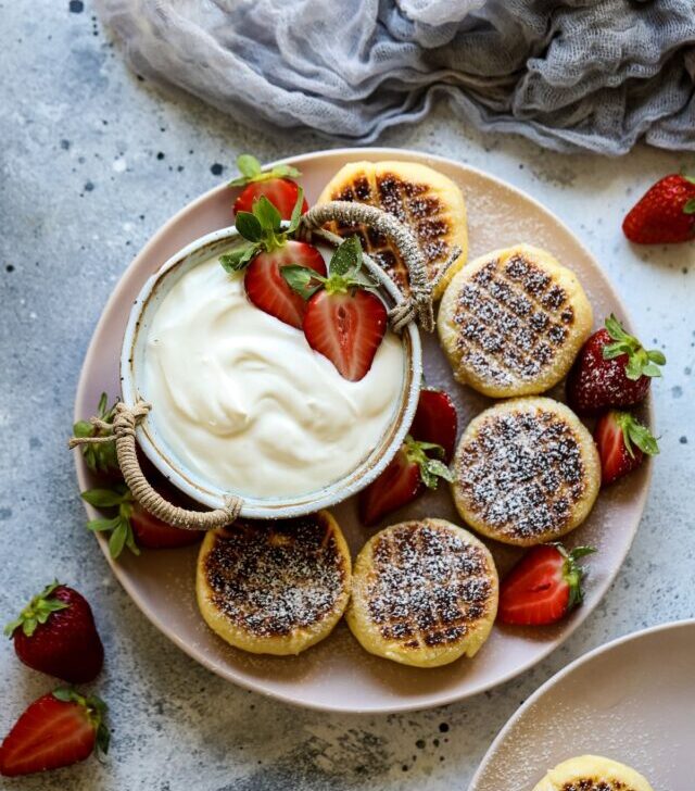 cropped-A-plate-with-syrniki-served-with-sour-cream-and-strawberries.jpg