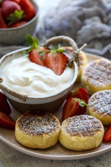 Syrniki with yogurt and strawberries