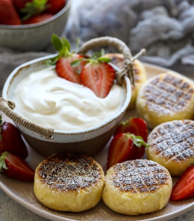 Syrniki with yogurt and strawberries