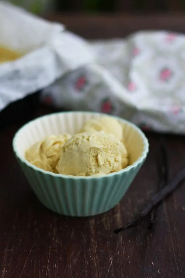 Easy, delicious, velvety and smooth homemade vanilla bean ice cream recipe. All you need to know about making your own vanilla ice cream dessert from 5 ingredients without refined sugar!