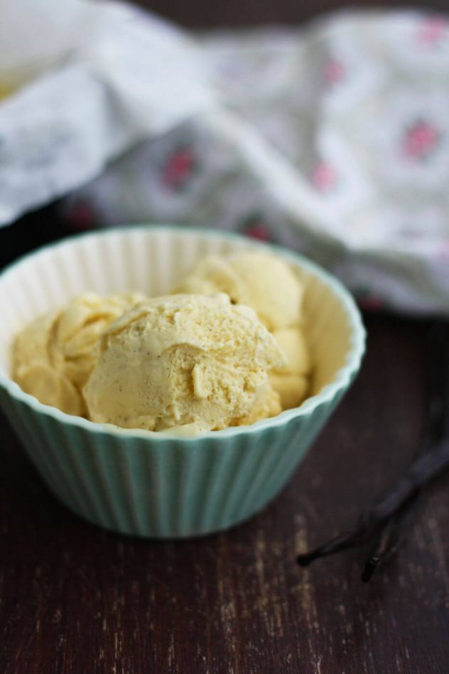 Easy, delicious, velvety and smooth homemade vanilla bean ice cream recipe. All you need to know about making your own vanilla ice cream dessert from 5 ingredients without refined sugar!