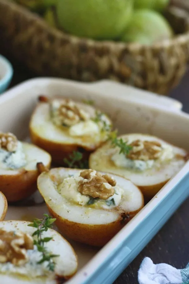 Baked Pears with Gorgonzola and Honey: Easy, delicious and elegant appetizer for special occasions. You only need 5 ingredients and 20 minutes to make it!