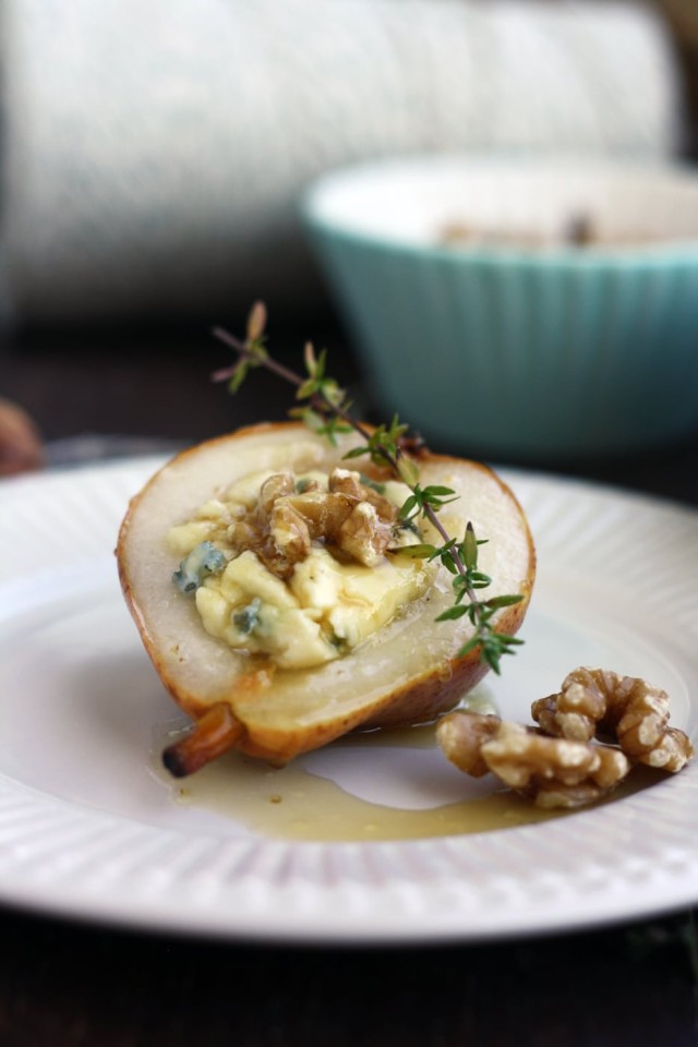 Baked Pears with Gorgonzola and Honey: Easy, delicious and elegant appetizer for special occasions. You only need 5 ingredients and 20 minutes to make it!