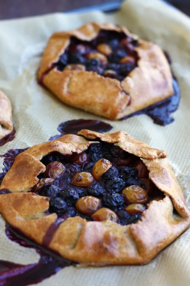 This easy and healthy gluten-free blueberry galette recipe is perfect for early fall. These galettes come our crispy from the outside and tender from the inside, with juicy cinnamon-spiced blueberry filling.