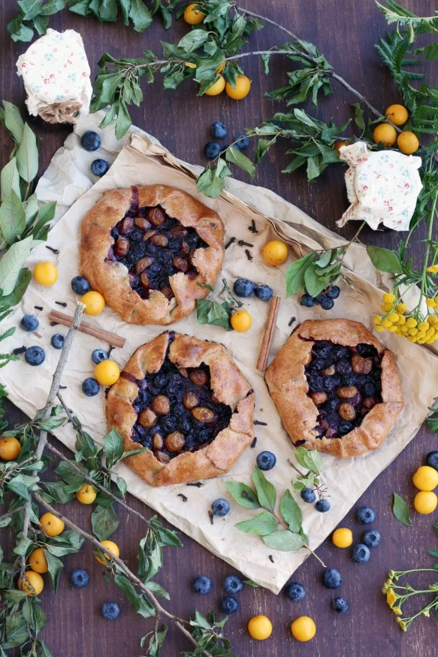 This easy and healthy gluten-free blueberry galette recipe is perfect for early fall. These galettes come out crispy from the outside and tender from the inside, with juicy cinnamon-spiced blueberry filling.