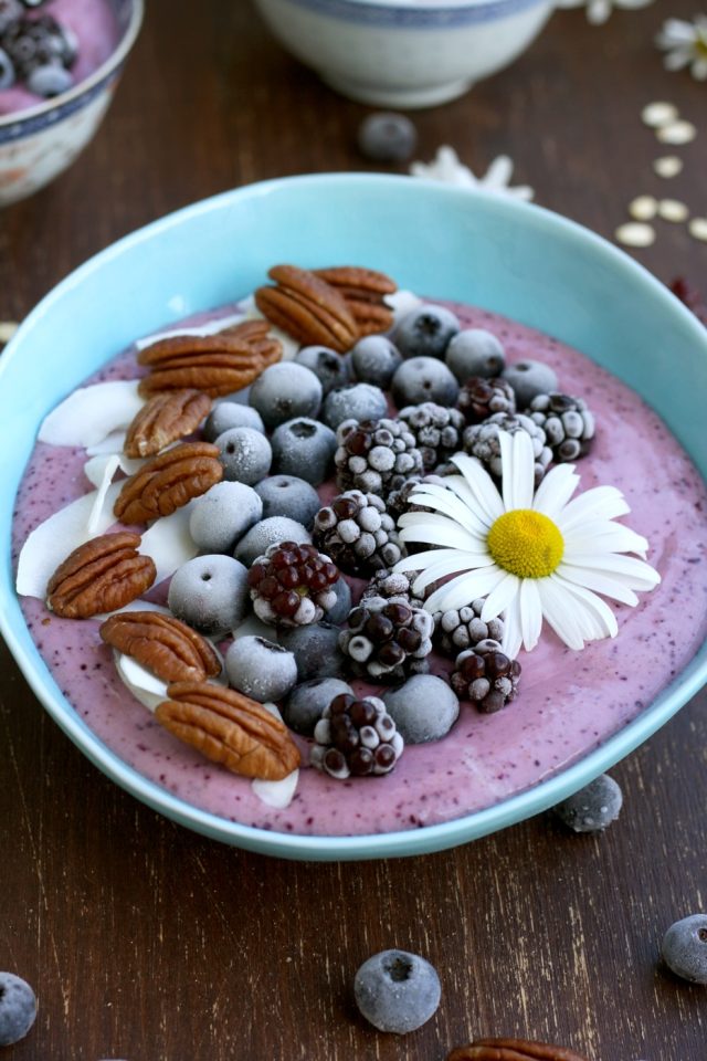 Easy and delicious 5-minute smoothie bowl recipe with customizable ingredients. Kid-friendly, nutritious and satisfying vegan breakfast, dessert or snack.
