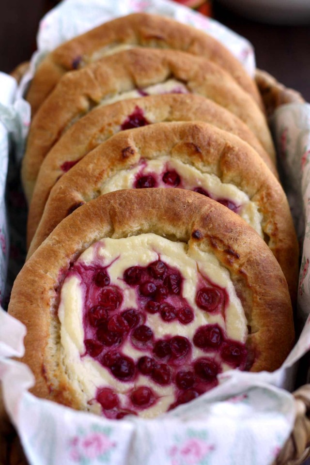 Vatrushka Sweet Russian Farmer's Cheese Buns with Tea - Super Tasty Dessert in a Basket