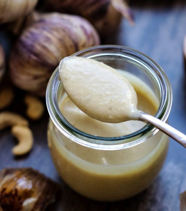 cropped-A-jar-of-roasted-garlic-sauce-with-a-spoon.jpg