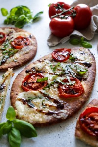 Flatbread pizza with tomatoes and mozzarella
