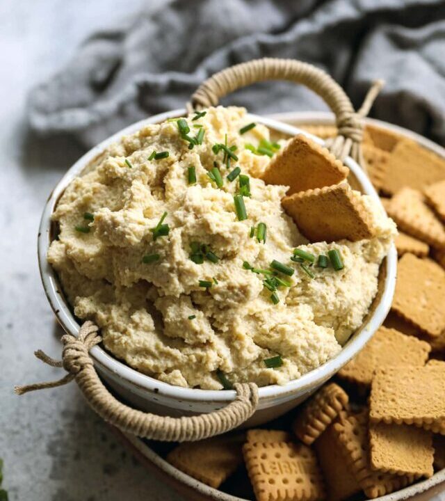cropped-Vegan-tofu-ricotta-in-a-bowl-with-crackers.jpg