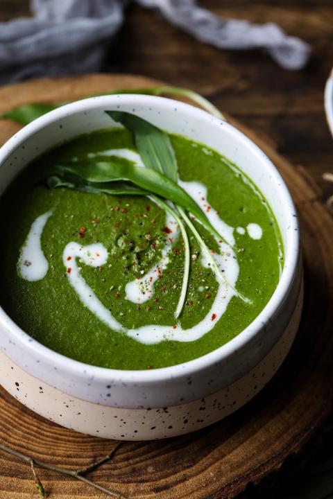 Wild-garlic-soup-in-a-bowl-garnished-with-chili-flakes-and-leaves